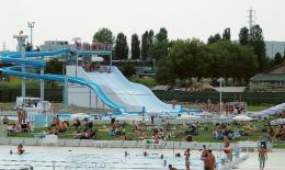 Ladri di cellulari tra gli ombrelloni della piscina