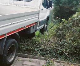 Evita il tir ma centra palo e recinzione