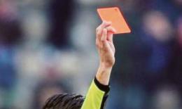 Spintoni all'arbitro, squalificato per 8 mesi