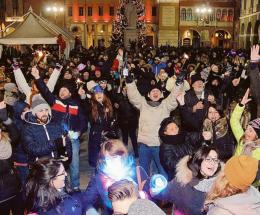 Stasera la festa in piazza, domani musica al Sociale