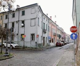 Attenti a quei parcheggi: le auto sono “contromano”