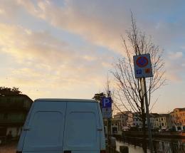 Furgone nell’area disabili