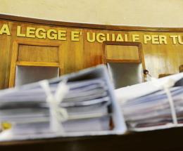 Veleni tra colleghi, legale nei guai