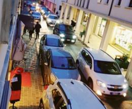 La stradina da 3.900 auto al giorno