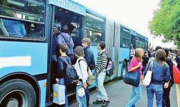 Baby teppisti minacciano l’autista dentro il bus