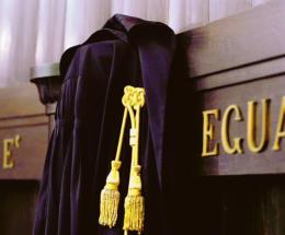 Falso ideologico e materiale: notaio rinviato a giudizio