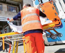 Anziano a piedi investito mentre attraversa