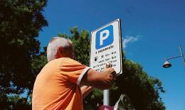 Parcheggi a pagamento: quattro mesi per un permesso