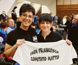 Ha scavalcato le transenne per consegnare la maglia al Papa