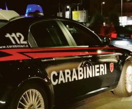 Lotta coi rapinatori e li scaccia