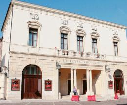 Teatro in regola solo a met&agrave;