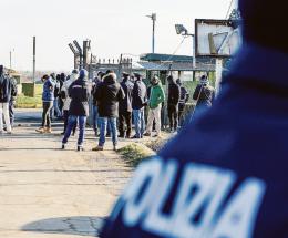 Ex base di Conetta, 12 indagati