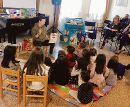 Bimbi in biblioteca coi libri in mano