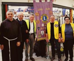 106 scatoloni di cibo per i poveri