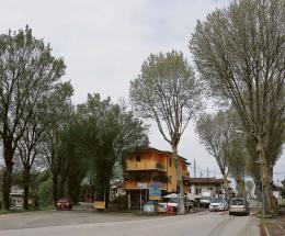 Il quartiere tagliato a metà: “Chiediamo controlli e pulizia”