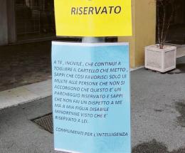 Rubano il posto alla bimba disabile