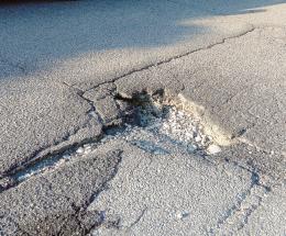I camion hanno distrutto la strada, ma anche le case vicine