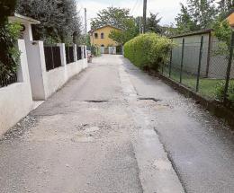 Un fossato al centro della via