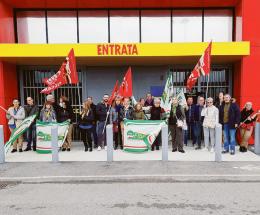 “Riaprite i negozi, vogliamo lavoro”