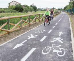 I ladri lasciano al buio la ciclabile: rubati i cavi