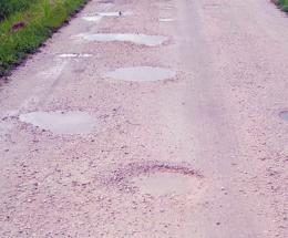 Le piogge hanno distrutto la strada