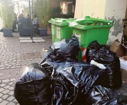 Rifiuti abbandonati in pieno centro 