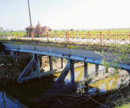 Ponte pericoloso: tre piloni su quattro compromessi