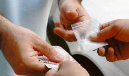 Cocaina nascosto sotto l'etichetta dell'acqua