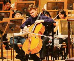 A 19 anni il suo violoncello fa impazzire Tokyo