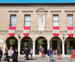 “Non stringerle la mano, è del Pd”
