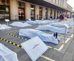 Una distesa di cadaveri in stazione