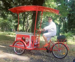 Gelati nel parco: li distribuiscono i ragazzi di Ugualidiversamente