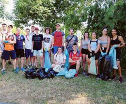 I ragazzi ripuliscono il parco