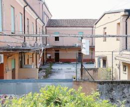 Lo Stato batte in ritirata: un altro buco nero nel vicolo