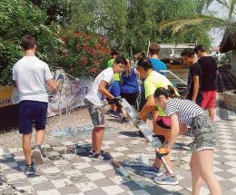 I giovani angeli sistemano Castelbeach dopo il maltempo