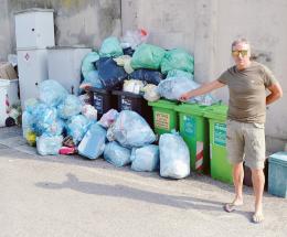 Discarica a cielo aperto in piazza