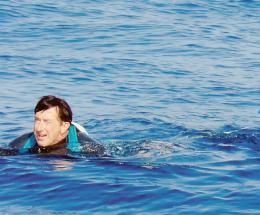 A nuoto, ma con mani e piedi legati