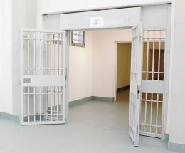 29 agenti e 80 detenuti in più