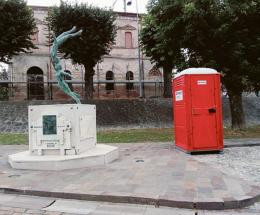 Fiera del "buon gusto", il bagno attaccato al monumento