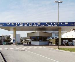 Muore a 16 mesi dalla frattura: 5 indagati