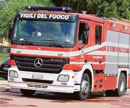 Le fiamme divorano due auto parcheggiate