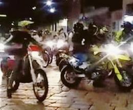 “In moto di notte a fari spenti”