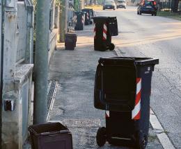 Bidoni e cassonetti a caso