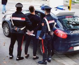 Ubriaco, sfascia a calci l'auto dei carabinieri