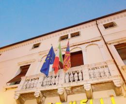 Mezzo milione trattenuto, negozianti in guerra col Comune