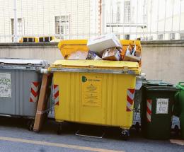 Nella jungla dei rifiuti in centro