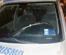 Passano con l'auto a velocità folle e lanciano bottiglie 