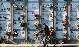 Tombe pese di mira da vandali e ladri