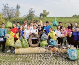 Gli studenti puliscono l’argine