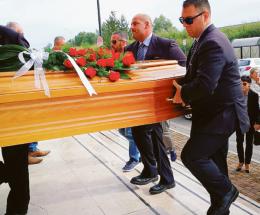 Il commosso addio a Cesare Ferro nella sua San Pietro